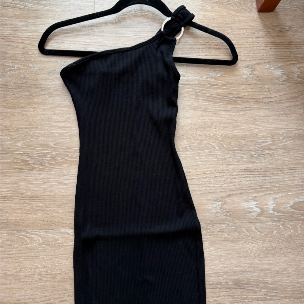 PrettyLittleThing Black One-Shoulder Ring Detail Dress